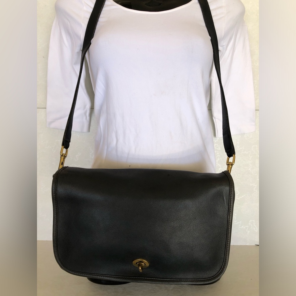 Coach Vintage Black Leather #3808 Turnbuckle Purse in Excellent Condition